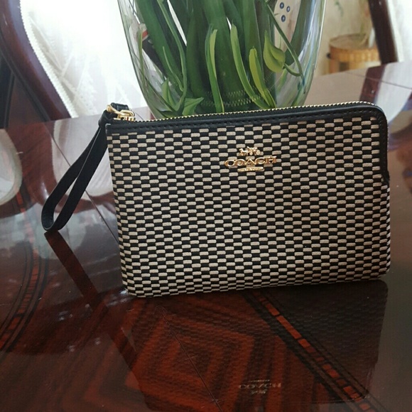 Coach Handbags - 🔴🔴Coach Paterned Whristlet (NWT)🔴🔴